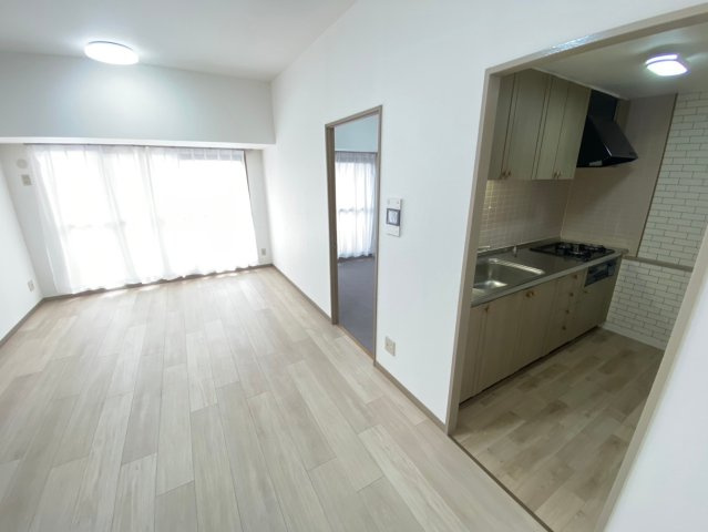 アピエス瀬戸末広町の居間・リビング|窓から陽の光がたっぷり注ぐ、明るいリビングです♪