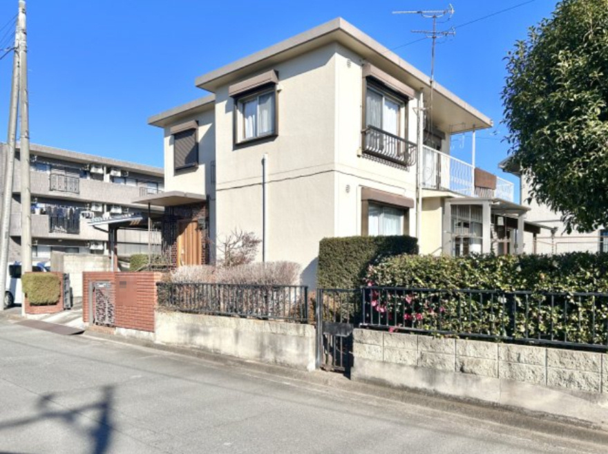 【中古戸建】前橋市関根町3丁目の外観|■外観｜窓の配置や、爽やかな白ベースの外観が清潔感をもたらします。まっさらなキャンバスのような家にこだわりを彩って…始めよう、あなただけの豊かな暮らし( ＾＾ )