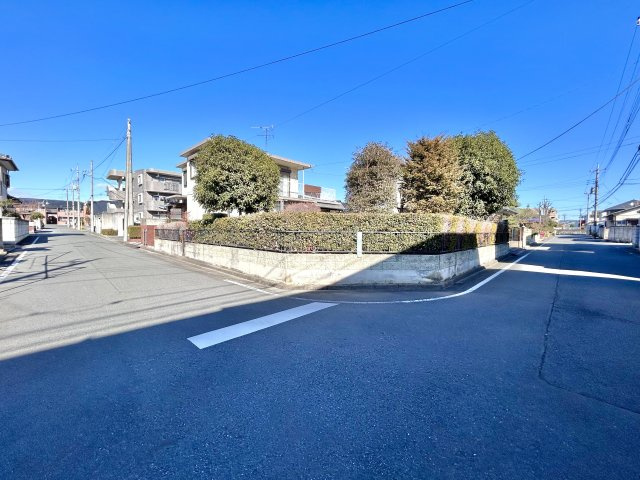 【中古戸建】前橋市関根町3丁目の外観|■外観｜前面道路は角地になっていますので、開放的な道路になっています。