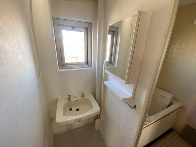 廻間公園マンションの独立洗面台|しっかり換気のできる窓のある洗面スペース！