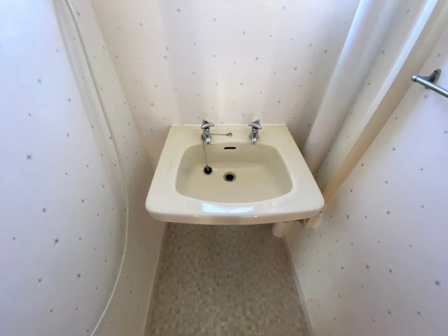 廻間公園マンションの独立洗面台|洗面台の下にスペースがあるのでDIYで収納を作るのもいいですね☆