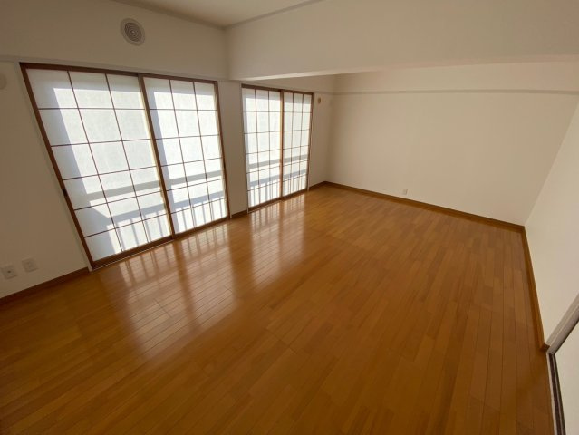 廻間公園マンションの寝室|☆10.5帖☆
窓から陽の光がしっかり入る明るいお部屋です♪