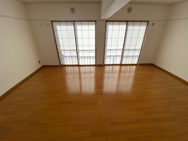 廻間公園マンションの寝室|☆10.5帖☆
窓の内側が障子になっているので、直射日光を避けられますし、やわらかい明るさで落ち着いた空間になりますね！