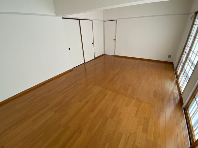 廻間公園マンションの寝室|☆10.5帖☆
バルコニーに面しており、陽当たり・通風ともに良いお部屋です♪