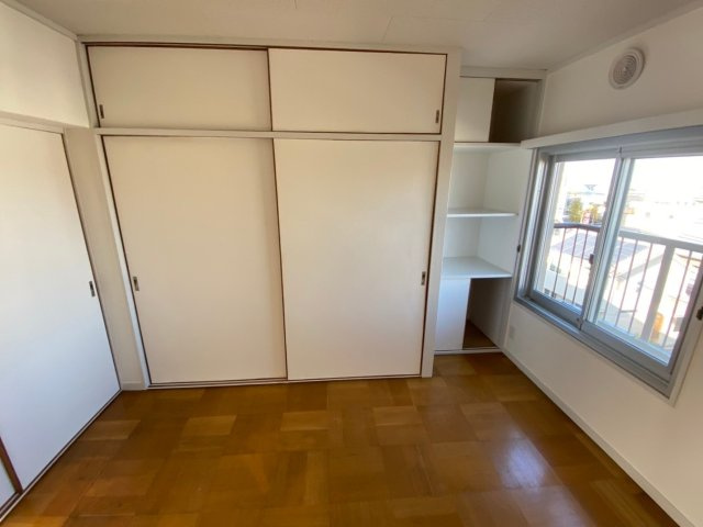 廻間公園マンションの子供部屋|☆5.8帖☆
隣の10.5帖のお部屋と続き部屋になっているので、扉を開ければ約16帖の広々空間になります！