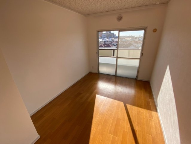 廻間公園マンションの洋室|☆5帖☆
バルコニーに面した明るいお部屋です。来客時は客間としても使えて便利♪