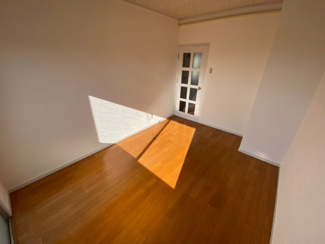 廻間公園マンションの洋室|☆5帖☆
明るいお部屋で、一人で過ごす時間も大切にできます。