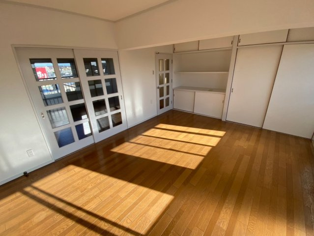 廻間公園マンションの居間・リビング|十分な採光があるので、日中は明るく心地よい日差しを感じながら過ごせます♪