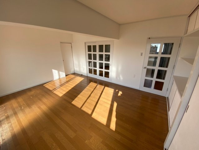 廻間公園マンションの居間・リビング|窓から陽の光がたっぷり注ぐ、陽当たりの良い明るいリビング☆毎日家族が笑顔で生活する空間♪