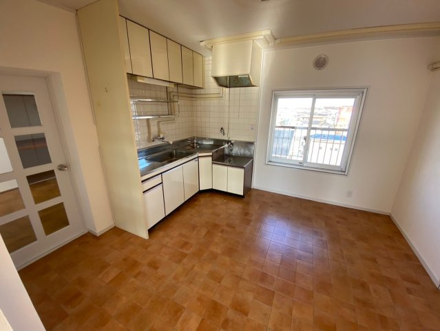 廻間公園マンションのキッチン|自然光が入る窓のある明るいキッチン♪