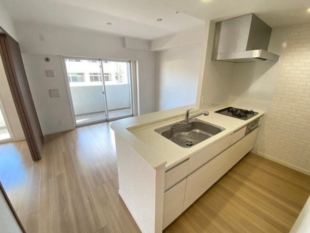 ヴェルディーク荒子川公園のキッチン|キッチンからリビングを見渡せる、家族とのコミュニケーションも取りやすい設計。