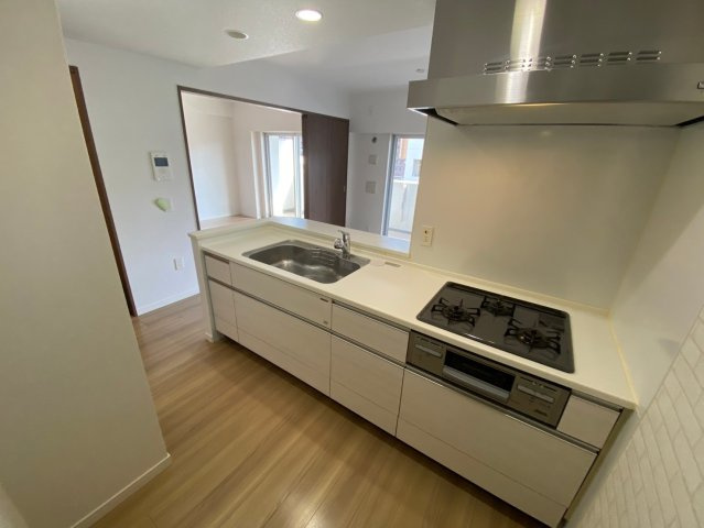 ヴェルディーク荒子川公園のキッチン|対面式キッチンはリビングで過ごす家族とコミュニケーションをとりながら家事ができるので奥様に喜ばれます♪