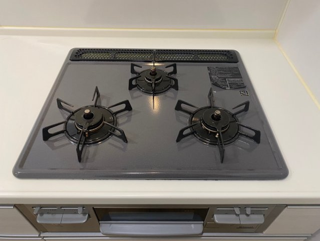 ヴェルディーク荒子川公園の設備|グリル付きの３口コンロなので、同時進行でお料理の効率が上がります♪