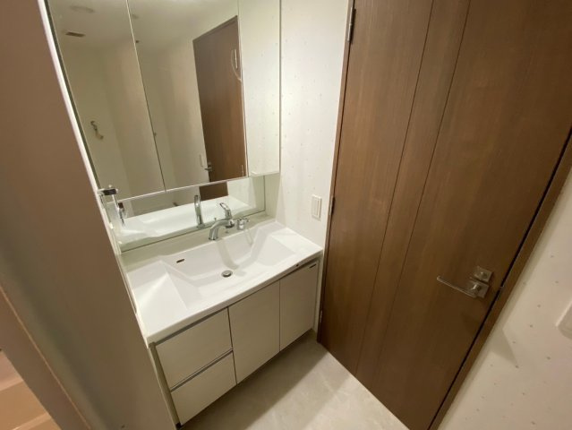 ヴェルディーク荒子川公園の独立洗面台|三面鏡付シャンプードレッサー洗面台で朝の忙しい準備も楽々♪