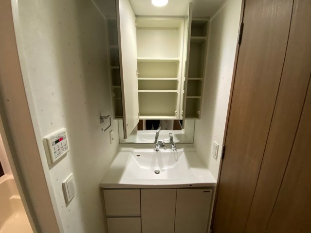 ヴェルディーク荒子川公園の収納|ミラー扉の内側が収納スペースになっていて、洗面周りがスッキリします！