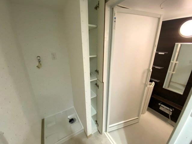 ヴェルディーク荒子川公園のランドリースペース|防水パン付き室内洗濯機置き場。タオルや着替え、洗剤・シャンプーのストックなどを収納するのに便利な棚付きです！