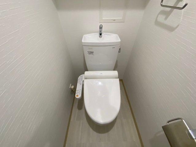 ヴェルディーク荒子川公園のトイレ|ウォシュレット機能付きトイレです。白を基調とした落ち着く空間です。