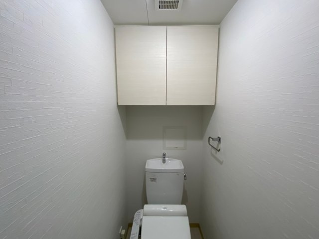 ヴェルディーク荒子川公園の収納|トイレ内には備え付けの吊棚収納があるのでスッキリ片付きます！