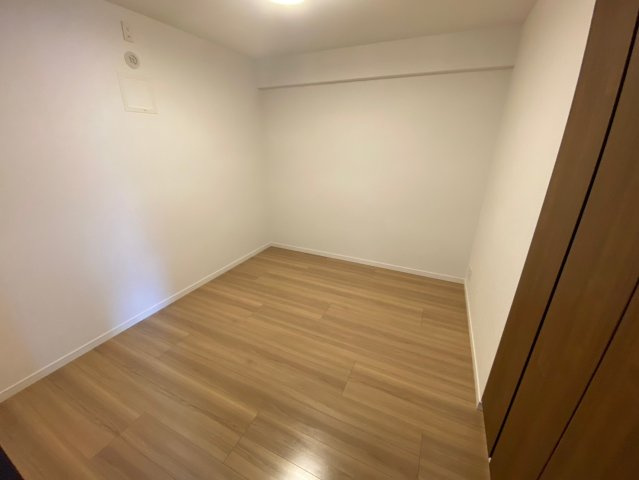 ヴェルディーク荒子川公園の洋室|☆5.3帖☆
リモートワークや書斎としてもお使いいただけます♪来客時は客間としても使えて便利♪