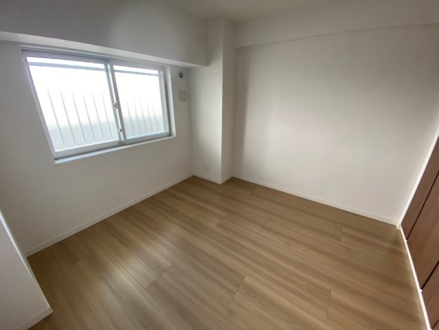 ヴェルディーク荒子川公園の子供部屋|☆6.1帖☆
明るい洋室♪お子様の一人部屋デビューにもいいですね♪