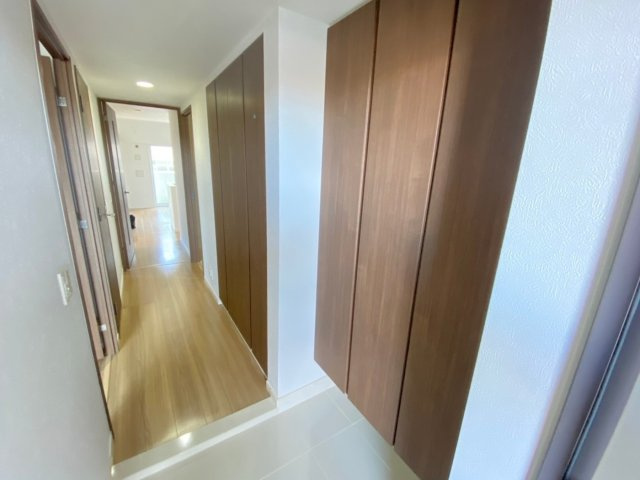 ヴェルディーク荒子川公園の玄関|たっぷり収納できるシューズボックスのある、すっきりとした玄関。