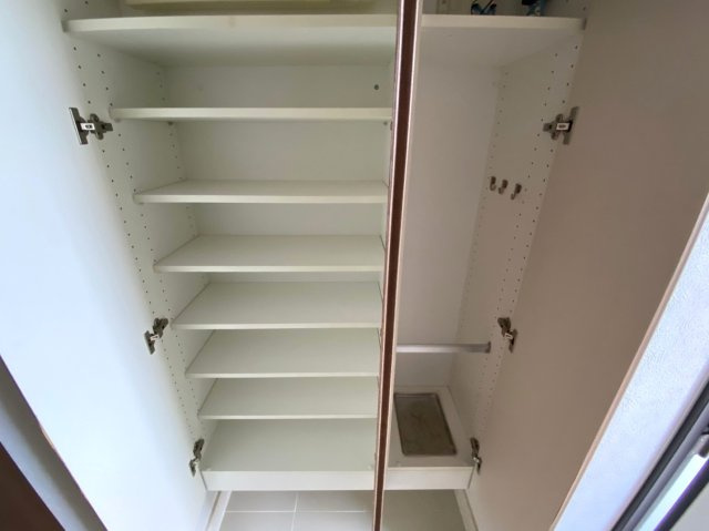 ヴェルディーク荒子川公園の収納|☆シューズボックス☆
大容量のシューズボックス。散らかりがちな玄関もスッキリ片付きます！
傘や雨具も収納できます！