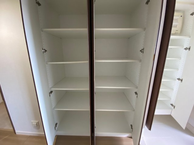 ヴェルディーク荒子川公園の収納|☆玄関収納☆
大容量の玄関収納。食料品から日用品まで収納できるので、まとめ買いもでき家計の節約にもなりますね☆