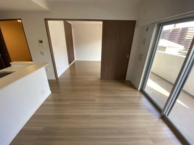 ヴェルディーク荒子川公園の居間・リビング|陽射しがたっぷりと注ぐリビング♪ぽかぽかして気持ちのいい空間です！