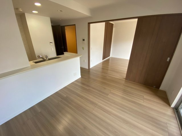 ヴェルディーク荒子川公園の居間・リビング|窓からは光が射し込み陽当たり・通風良好です！