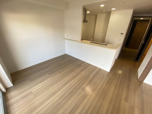 ヴェルディーク荒子川公園の居間・リビング|南向きバルコニーに面したリビング。窓から明るい光が差し込みます！