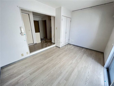 【居間・リビング】 | セントラルハイツ九条 | こちらの居間で趣味の時間をお楽しみください