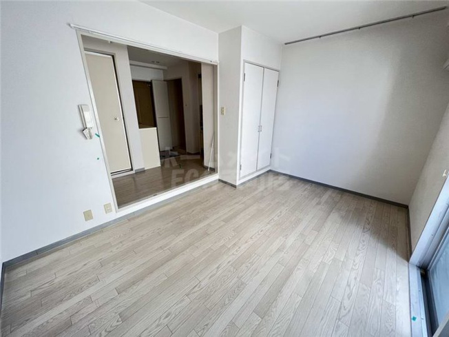 【居間・リビング】 | セントラルハイツ九条 | こちらの居間で趣味の時間をお楽しみください