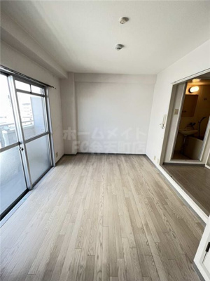 【居間・リビング】 | セントラルハイツ九条 | こちらのリビングで趣味の時間をお楽しみください