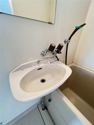 【洗面所】 | セントラルハイツ九条 | 明るい洗面所です