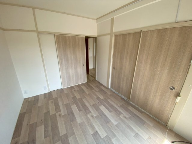 イブサン森孝新田の洋室|リビング横のお部屋の扉を開ければ広く使っていただけます♪