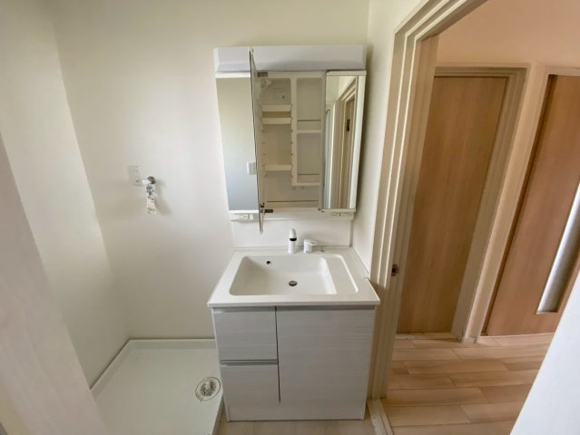 イブサン森孝新田の独立洗面台|三面鏡付シャンプードレッサー洗面台で朝の忙しい準備も楽々♪