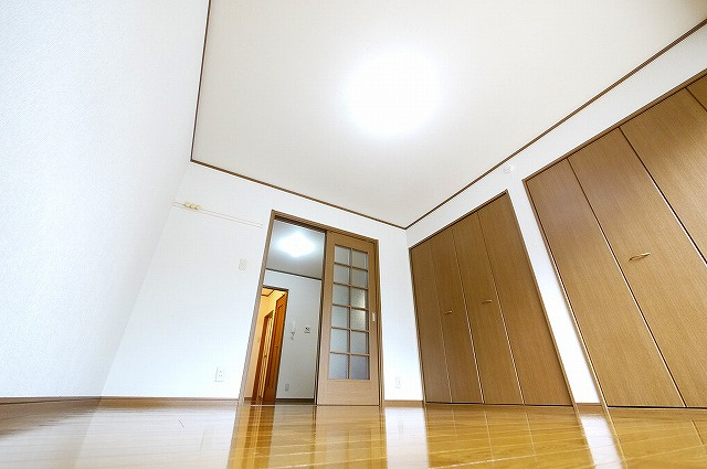 サニーハウスタムラの洋室|おしゃれな居間です