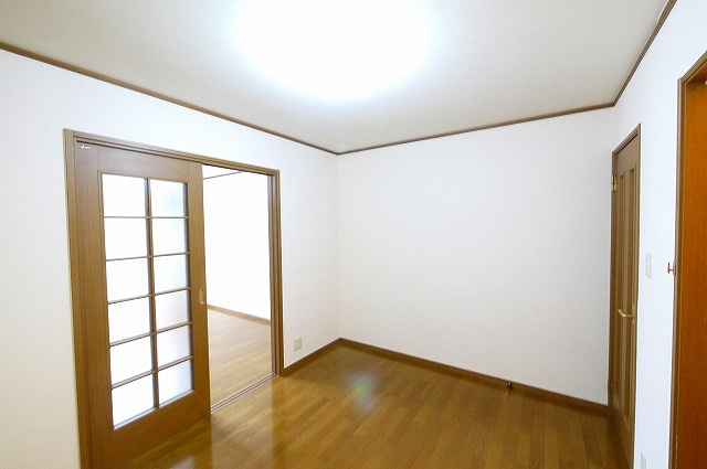 サニーハウスタムラの洋室|明るい洋室です