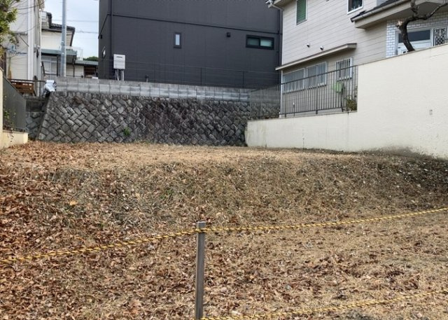 【外観】 | 土地の形が極端に長細かったり、狭小地、あるいは道路との高低差がある傾斜地だった場合、後々売ろうとしても買い手がつかない場合もあります。後々、売却することになった時に価値の下がらない土地を選びましょう。