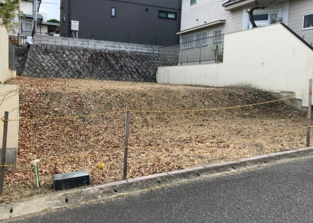 【外観】 | 土地を買う際、住む地域の自治体や福祉の補助制度にも注目してみましょう。子供や老人の医療補助やゴミ出しのルールなど、自治体によってルールに大きな違いがあるため、暮らしやすい土地で判断するとよいでしょう。