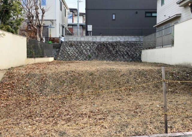 【外観】 | 土地の前の道路に消火栓が設置されていることがあります。この場合、道路交通法第45条第1項により、駐車禁止の場所が指定されています。そのため、車庫などの駐車スペースをつくることができない場合があります。