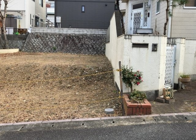 【外観】 | 現地に行くなら、物件の周囲の地形がどうなっているかを見ることも大切です。周辺より低くなっている土地では、大雨などで水が集まりやすいため、地盤が弱くなっているということも考えられるため、注意が必要です。