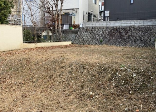 【外観】 | 隣家の土地はどうなっているのか、生活利便施設が近くにあるのか、学校まで近いかなど、お客様のライフスタイルにあわせたイメージが重要です。また、近くにあると困る施設が近くにないかも確認するといいでしょう。