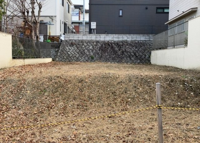 【外観】 | 土地購入を検討されている場合、境界杭がない状態で購入してしまうと境界確定測量をする必要があり、費用がかかります。購入の前に、売主、隣土地所有者立ち合いのもと境界を確定し境界杭を設置するのがベストです。