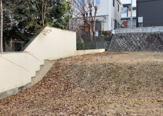 【外観】 | 人が暮らすうえで日光は大切な要素となります。日当たりの良さは譲れないポイントですね。併せて近くに大きな建築物の建築予定がないか、あるいはそれが可能な土地が近くにないか事前に確認することもお勧めします。
