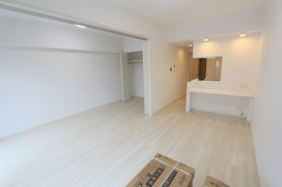 【居間・リビング】 | プレジオ豊中 | ※同タイプの写真となり、実際のお部屋とは異なる場合があります