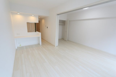 【居間・リビング】 | プレジオ豊中 | ※同タイプの写真となり、実際のお部屋とは異なる場合があります