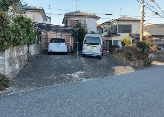 【外観】 | 現地に行くなら、物件の周囲の地形がどうなっているかを見ることも大切です。周辺より低くなっている土地では、大雨などで水が集まりやすいため、地盤が弱くなっているということも考えられるため、注意が必要です。