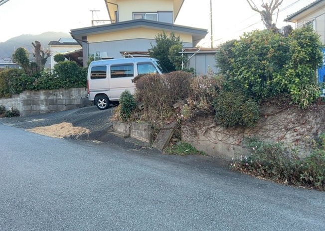 【外観】 | 土地購入を検討されている場合、境界杭がない状態で購入してしまうと境界確定測量をする必要があり、費用がかかります。購入の前に、売主、隣土地所有者立ち合いのもと境界を確定し境界杭を設置するのがベストです。