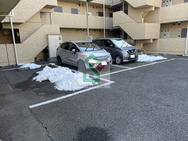 カルフール上宿の駐車場